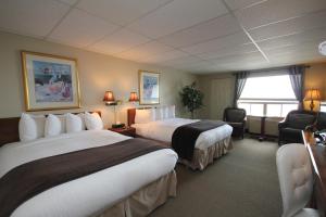 Postel nebo postele na pokoji v ubytování St Andrews Inn & Suites