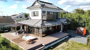 白子九十九里 一棟貸 BBQ無料 ジャグジー サウナ 焚火 Re Base Shirako的带游泳池的木质甲板上的房子