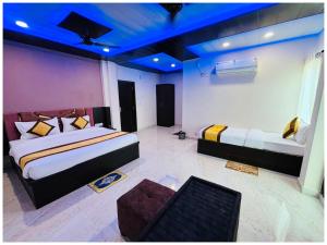 Postel nebo postele na pokoji v ubytování Hotel Premium Imperial ! Varanasi, Near Kashi Vishwanath Temple And Dashashwamedh Ganga Aarti Ghat, Fully Air conditioned & Spacious Room - Prime Location wifi- Lift and Room Service Facilities, BEST HOTEL IN VARANASI + 13 fotografií