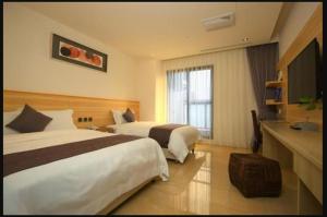 Ένα ή περισσότερα κρεβάτια σε δωμάτιο στο Hanoi Discovery Old Quarter Hotel +41 φωτογραφίες
