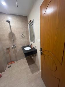 Bilik mandi di Grande luxury apartment +14 gambar