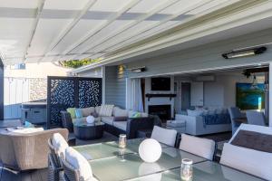 Posezení v ubytování Luxury Lake House Retreat