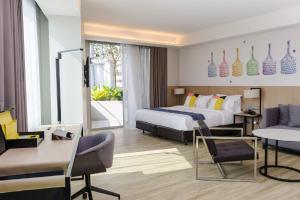 曼谷的住宿－Modena by Fraser Bangkok - SHA Extra Plus，配有一张床和一张书桌的酒店客房