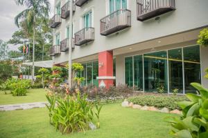 um edifício com um jardim em frente em Qlassic Hotel em Sepang