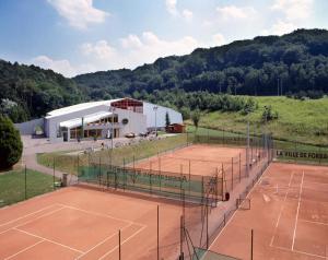 Tenis a/nebo squash v ubytování Mercure Hotel Forbach Centre de Loisirs nebo okolí