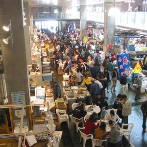 een grote menigte mensen in een winkel met tafels bij Smile Hotel Shimonoseki in Shimonoseki