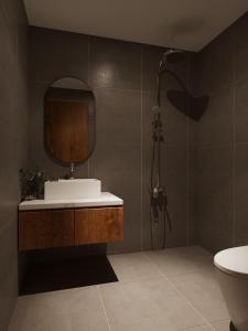 un baño con lavabo y espejo en DECATHLON Camping House-Spacious Living with POOL-City Central, en Hanói