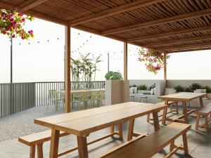 Un grupo de mesas de picnic en un patio. en DECATHLON Camping House-Spacious Living with POOL-City Central, en Hanói