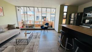 a living room with a couch and a table at Alojamiento en Las Quintas in Tunja