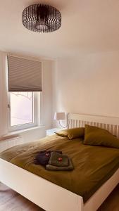 WalkenriedにあるKirchblickapartment Zorgeのベッドルーム(エナンタントライト付きの大型ベッド1台付)