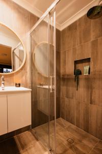 un baño con ducha y lavabo en The Olive Leaf Retreat, en Latrobe 59 fotos más
