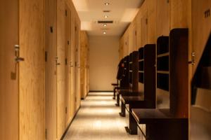 a row of benches in a locker room at くにまるイン in Kyotango