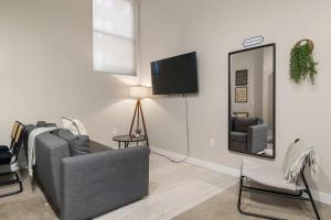 โทรทัศน์และ/หรือระบบความบันเทิงของ CozySuites Modern 1BR OTR District #03