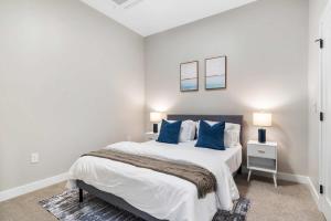 เตียงในห้องที่ CozySuites Modern 1BR OTR District #04