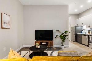 ครัวหรือมุมครัวของ CozySuites Modern 1BR OTR District #04