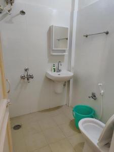 ハイデラバードにあるZivo Stays, Heritage Apartments, Rethibowliの洗面台、シャワー、トイレ付きのバスルーム +19枚の写真