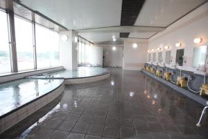 日田市にあるホテルソシアの大きなお部屋で、建物内にスイミングプールがあります。