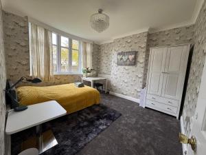 Postel nebo postele na pokoji v ubytování Oxford Detached Villa 5 Rooms Free Parking 4km from City Center