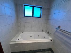 Gallery image of Spacious Queen Room in Lurnea - L3 