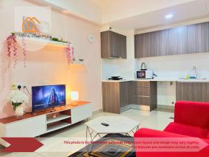 un salon avec un canapé rouge et une télévision dans l'établissement IdamanKu Comfort 2BR 3pax - HYVE SOHO Cyberjaya, à Cyberjaya 11 autres photos