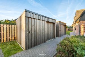 eine Reihe von Holzzäunen in einem Hinterhof in der Unterkunft Meerverliebt in Büsum