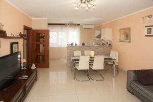 sala de estar y cocina con mesa y sillas en Apartment Dolores en Split