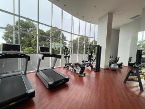 une salle de sport avec des tapis roulants et des appareils d'exercice dans un bâtiment dans l'établissement Deluxe Room Sea View Pool Golf Nuvasa Bay Kalani Tower, à Pulau Nongsa
