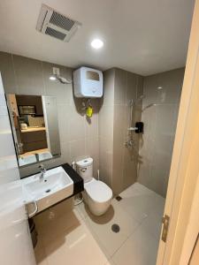 une salle de bain avec des toilettes blanches et un lavabo dans l'établissement Deluxe Room Sea View Pool Golf Nuvasa Bay Kalani Tower, à Pulau Nongsa 2 autres photos