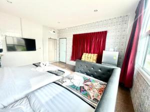 Un dormitorio con una cama y una cortina roja. en Oasis Hiso Hotel, en Ban Nong Pla Duk
