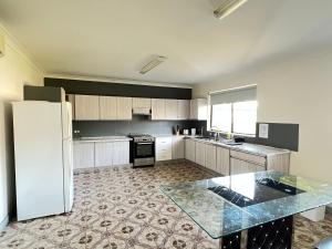 Φωτογραφία από το άλμπουμ του Queen Room in Spacious Double Story House - L7 