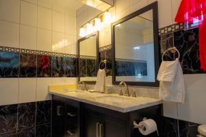 Un baño de Cozy 1BR Studio w Pool Near Palm Beach 9 fotos más