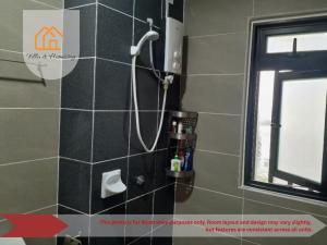 La salle de bains est pourvue d'une douche et d'un mur en carrelage noir. dans l'établissement ImpianKU at HYVE SOHO Cyberjaya - 1BR - Wifi, à Cyberjaya 6 autres photos