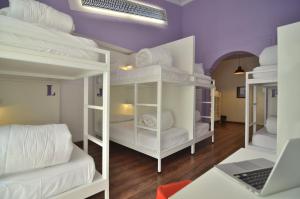 2 łóżka piętrowe w pokoju z laptopem w obiekcie Far Home Atocha w Madrycie