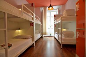 Un dormitorio con dos literas y una ventana. en Far Home Atocha, en Madrid 37 fotos más