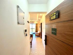 Un pasillo con una puerta con un cartel. en Vintage 2BHK Apartment - Gym, Pool & Amenities - Mangrove View, en Candolim 71 fotos más