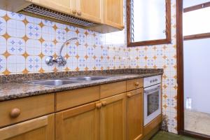 Kuchyňa alebo kuchynka v ubytovaní Apartamentos Bahia Dorada y Iris