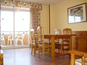 Posedenie v ubytovaní Apartamentos Bahia Dorada y Iris