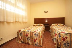 Posteľ alebo postele v izbe v ubytovaní Apartamentos Bahia Dorada y Iris