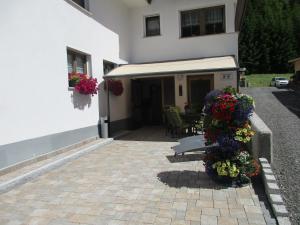 un edificio con un patio con un ramo de flores en Haus Dorfschmied en Flirsch