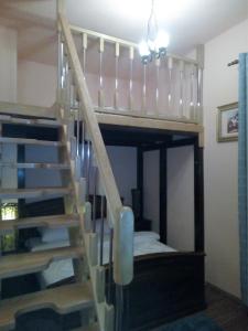 Katil dua tingkat atau katil-katil dua tingkat dalam bilik di Apartament Central Adriana