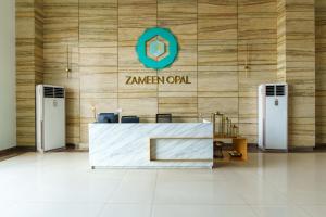 ラホールにあるZameen Opal Grand Executive Hotel Apartments Lahoreの壁の前にフロントデスクがあるロビー +42枚の写真