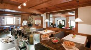 ホッホフィルツェンにあるWarmingerhofの食べ物が置かれたカウンターのあるレストラン