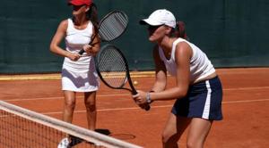 ホッホフィルツェンにあるWarmingerhofのテニスコートにラケットを持って立っている2人の女性