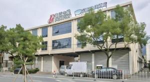 a large building with cars parked in front of it at Jinjiang Inn Taizhou Huangyan Jiufeng Park in Daidong