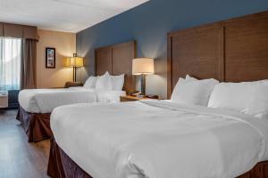 a hotel room with two beds and two lamps at Comfort Inn Horsham - Philadelphia in Horsham +42 photos