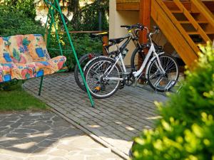 巴特佐維克的住宿－天空公寓，自行车停放在秋千和椅子旁边