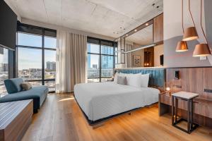 ナッシュビルにあるCambria Hotel Nashville Midtownのベッドルーム(大型ベッド1台、青い椅子付) +69枚の写真