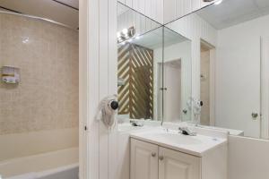 Ένα μπάνιο στο Rodeway Inn & Suites Sidney Historic Downtown I-80 +62 φωτογραφίες