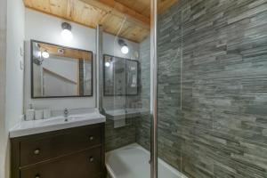 Bilik mandi di Gîte « chalet Des Heureux » +21 gambar