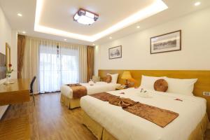 Postel nebo postele na pokoji v ubytování Family Hanoi Hotel